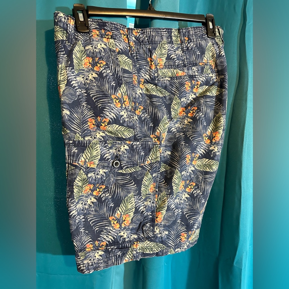 Men’s Izod cargo shorts.Tropical print.40 inch waist. 9.5 inseam.Good condition